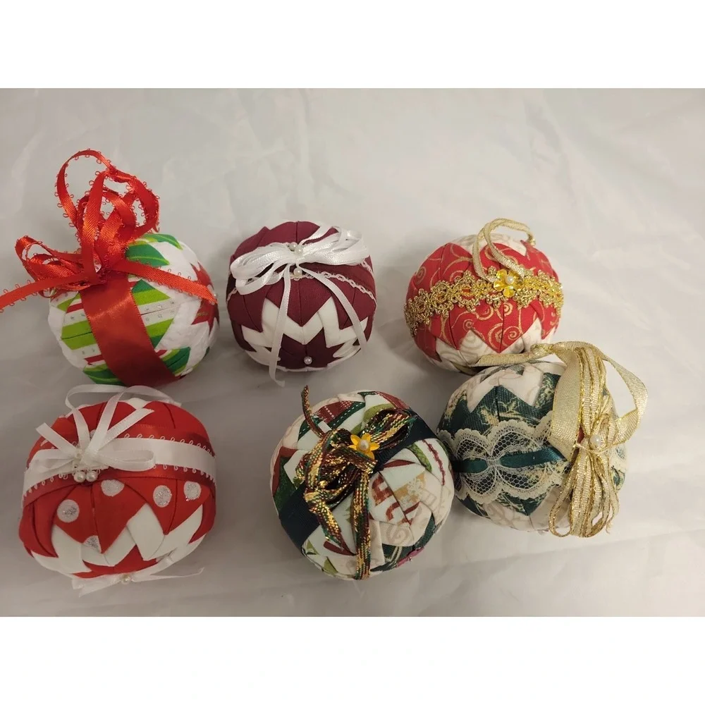 HANDMADE FABRIC FOLDED Quilted‎ HOLIDAY RIBBON CHRISTMAS ORNAMENT BALL Set of 6